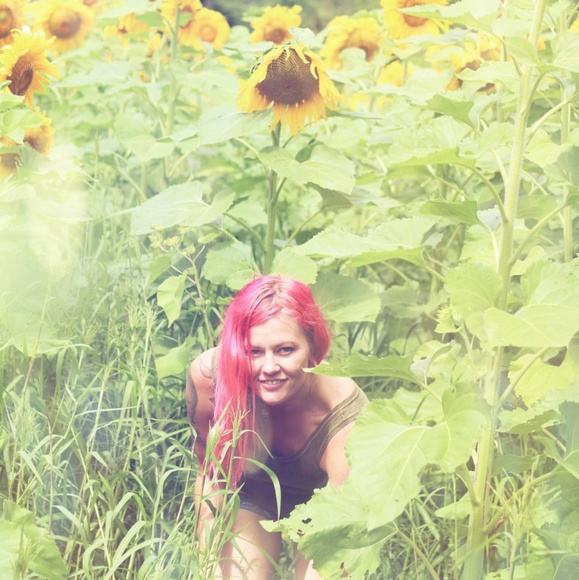 Meet your Posher, Megan Daisy - Picture 3 of 7